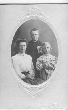 B025 - Hannah and children Alfred and Annie Hope B025 - Hannah and children Alfred and Annie Hope